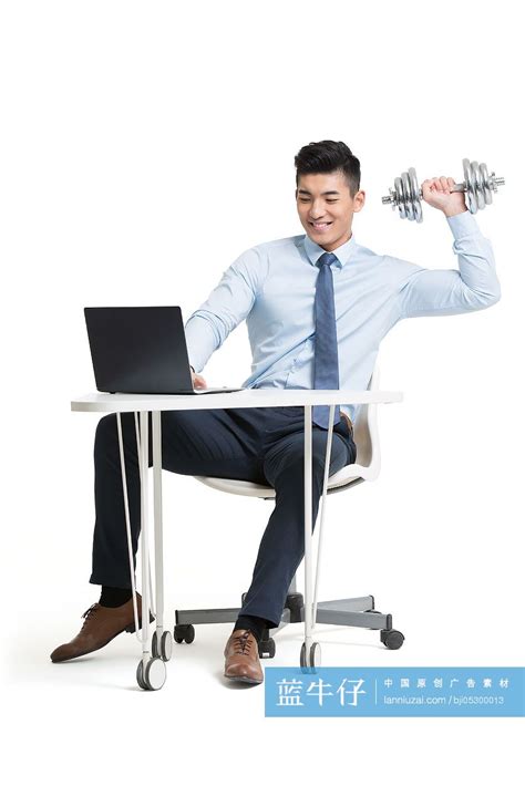使用电脑的年轻商务男士做举重练习-蓝牛仔影像-中国原创广告影像素材