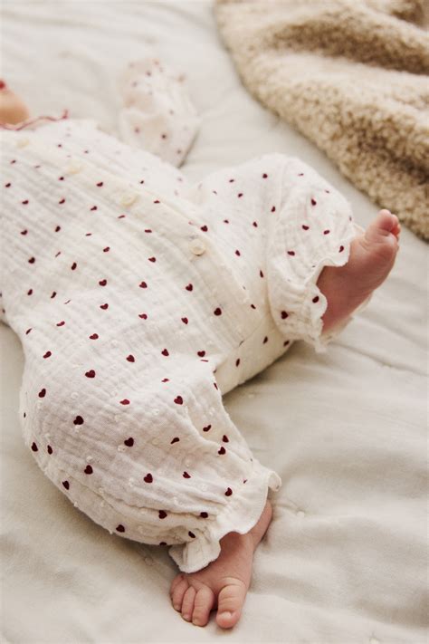 Cotton muslin romper suit - Cream/Hearts - Kids | H&M IN