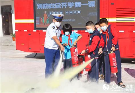 消防员光脚让出消防车，先送学生赶高铁_凤凰网视频_凤凰网