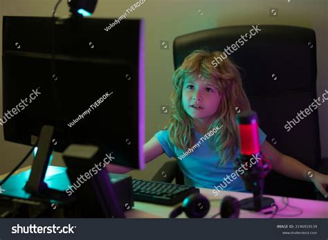 Child Playing Computer Games 的图像结果