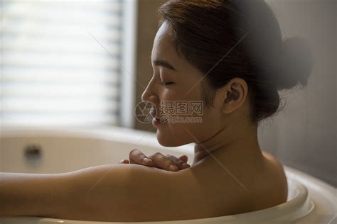 浴缸里泡澡享受的年轻女子高清图片下载-正版图片502343186-摄图网