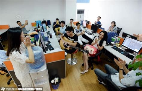 重庆程序员办公室现女鼓励师 月薪可达8千_新浪图片
