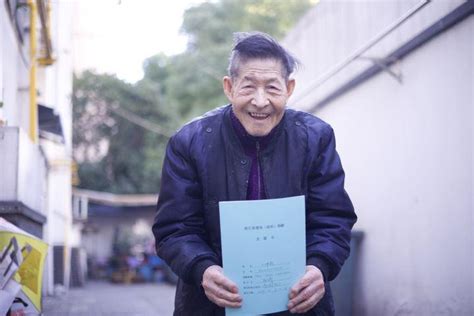 91岁浙大老师拾荒助学，但最心疼他的人走了…_爷爷_王坤_奶奶
