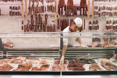 为什么超市卖的猪肉便宜，外面肉店却要贵很多，原因让人恍然大悟|肉店|猪肉|超市_新浪新闻