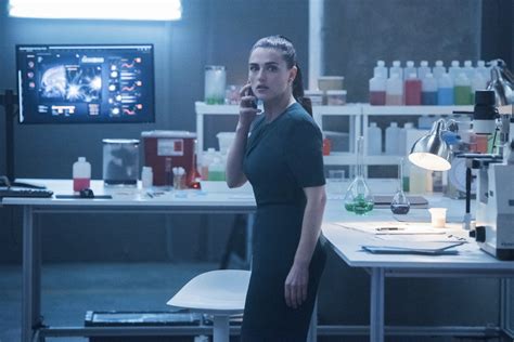 SUPERGIRL: Lena Luthor Helps Reign In New Photos From Season 3, Episode ...