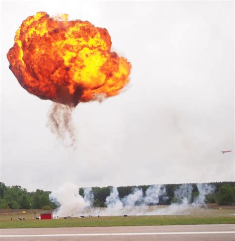 Model Aircraft Explosions 的图像结果