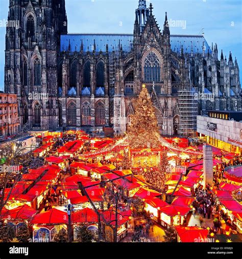Christmas market at Cologne Cathedral in the evening, Cologne, North ...