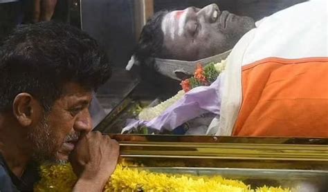 Puneeth Rajkumar: 'అప్పు'కు కన్నీటి వీడ్కోలు.. ఫోటోలు! Puneeth Rajkumar ...