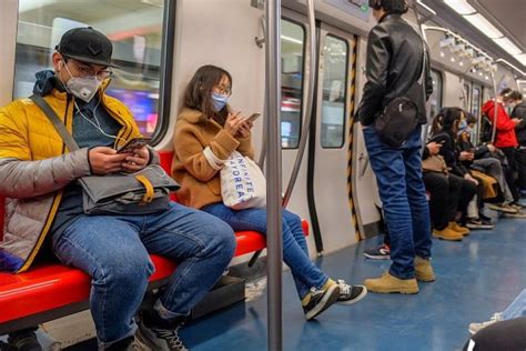 “使用电子设备时不准外放声音……”地铁里多了条语音提醒！新规实施以来，劝阻三类违规208人次 - 周到上海