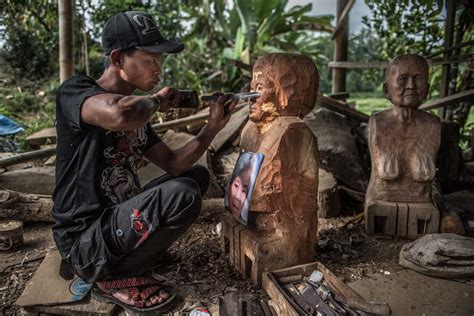 PHOTOS: The Dead Live With Their Relatives In Indonesia's Toraja ...