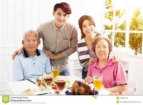 吃亚洲的家庭晚餐一起 库存图片. 图片 包括有 生成, 愉快, 家庭, 欢呼, 圣诞节, 丈夫, 系列 - 103851705