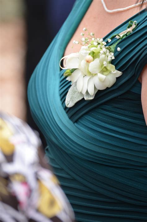 Who Is Supposed To Wear Corsages At A Wedding at Debra Baughman blog