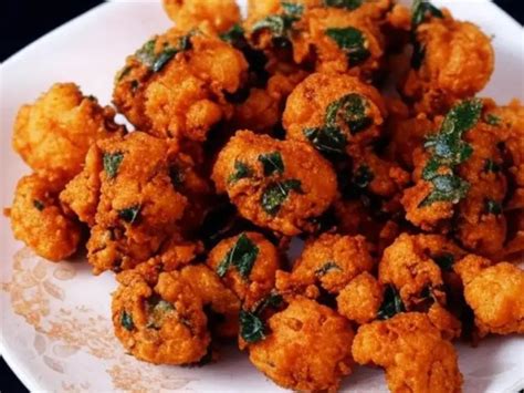 7 types of pakoras to enjoy with masala chai during monsoon - Onion ...