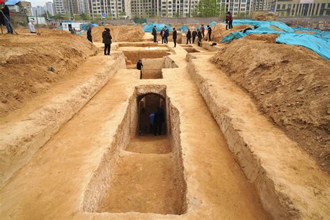 郑州发现2000年前奇特古墓群 金字塔？