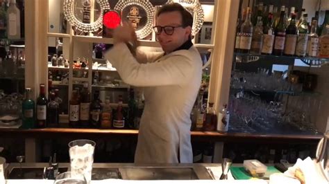一个专业的调酒师正在用冰块为酒吧或迪斯科俱乐部的顾客准备酒精鸡尾酒。视频素材_ID:VCG42N1363259442-VCG.COM