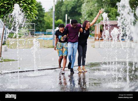 Black People Walking Together 的图像结果