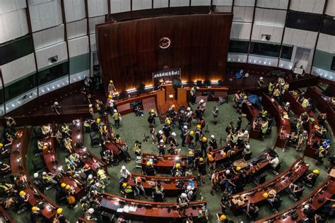 数百人占领香港立法会，引发抗议者内部分歧 - 纽约时报中文网