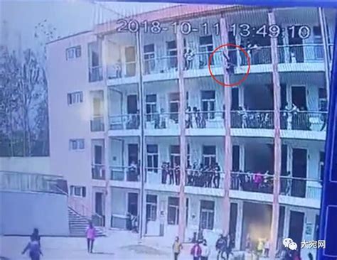 现场曝光！玻利维亚一大学教学楼栏杆断裂，多名学生被挤摔下身亡