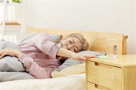 卧床生病的老人伸手拿药高清图片下载-正版图片507607606-摄图网