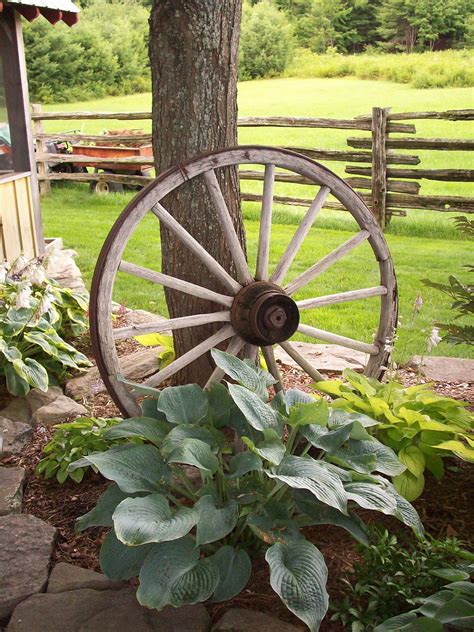 Wheel wagon garden | Wagon wheel decor, Wagon wheel garden, Front yard ...