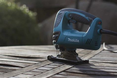 How to Cut Laminate Flooring with a Jigsaw | SawsHub