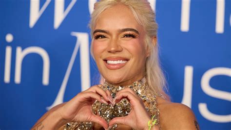 Así fue como Karol G sorprendió a una fanática a las afueras del ...