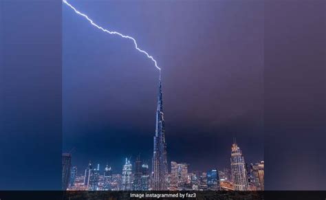 दुनिया की सबसे बड़ी बिल्डिंग Burj Khalifa पर ऐसे गिरी बिजली, देखें ...