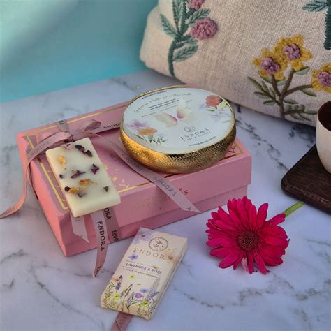 Scent Essential Gift Box (Premium) | 3 Wick Metal Urli | Scented Candl
