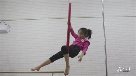在人间 | 跳钢管舞的8岁女孩_凤凰网视频_凤凰网
