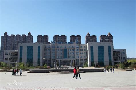 哈尔滨学院 — 哈尔滨学院是一所经国家教育部批准的地方普通本科院校，地处享有“东方巴黎”美誉的冰城──哈尔滨。
