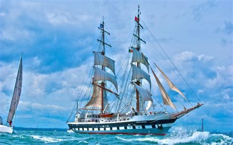 Обои корабль с парусами в открытом море, скачать обои, фото и картинки ...