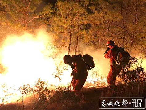 C视频丨直击雅江山火一线救援，消防员以水灭火从“两面”夹击_四川在线