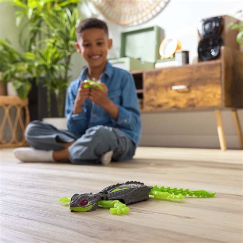 HEX BOTS Wall Crawler Gecko RC - Realistic Wall Climbing Gecko