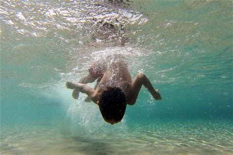 梦见孩子掉水里是什么意思_周公解梦网