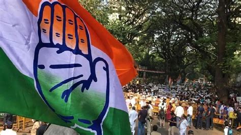In poll-bound Karnataka, JD(S) MLA S R Srinivas resigns, to join Congress