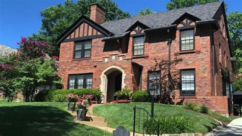 Business People Walking in Clayton MO 的图像结果