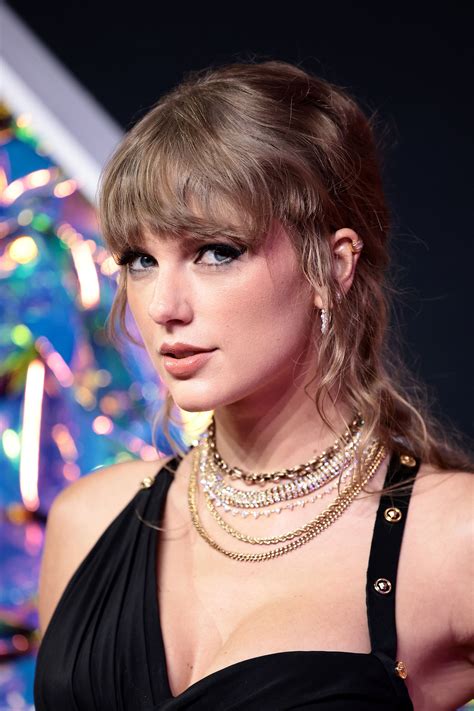 Index of /albums/app/2023/vmas