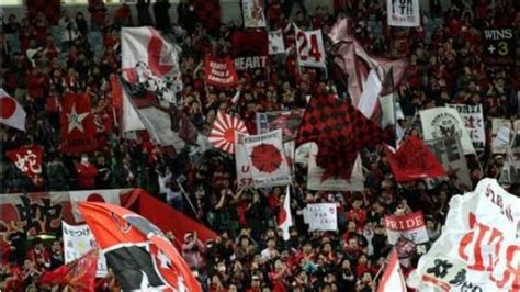 日本球迷在韩国球场秀“旭日旗” 被韩国球迷围堵_凤凰资讯