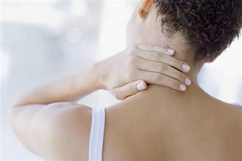 गर्दन में गिल्टी होना (Lump on back of Neck) और इसके कारण - हैलो स्वास्थ्य