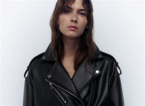 Los abrigos de cuero de Zara que no te vas a quitar esta temporada | Moda