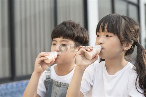 影棚拍摄彩色图片水平构图可爱的小女孩喝饮料高清图片下载-正版图片501922153-摄图网