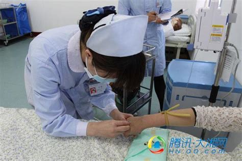 护士给病人扎针，针头应该留多少？-护士在给病人打针时，先将注射器活塞______，这是为...