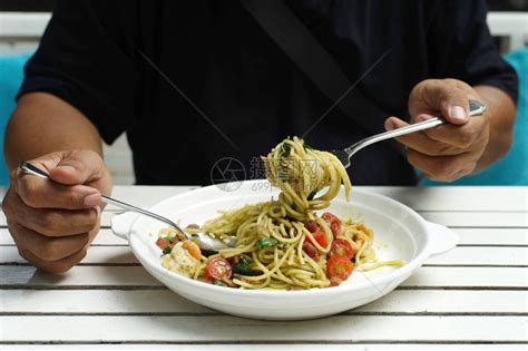 外国人：中国人吃相太难看！当他们品尝到中餐后，竟是这种场景？