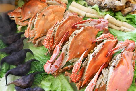 吃在温州：开渔季在雁荡山吃海鲜，不用盘子直接上桌，满满一桌