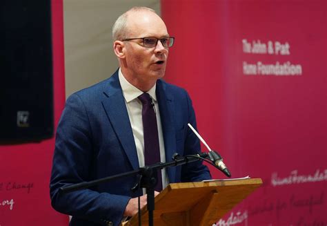 Irish minister resumes speech disrupted by bomb scare