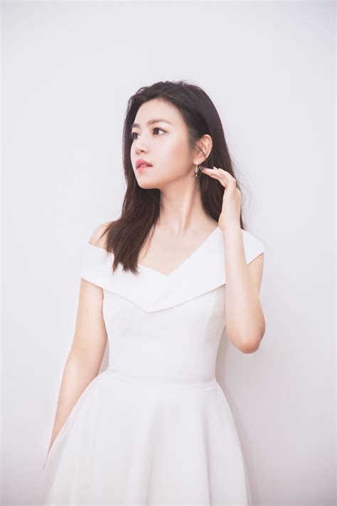 陈妍希现身品牌活动 白裙优雅状态满分