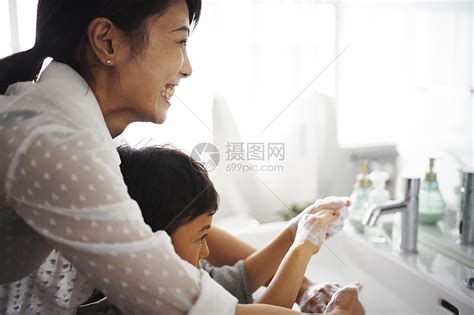 妈妈帮小男孩洗手高清图片下载-正版图片502016518-摄图网