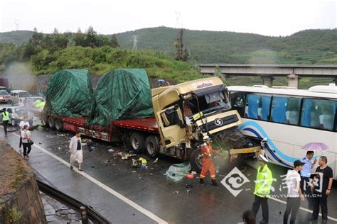 【视频】楚大高速7月31日发生多车追尾事故 一人受伤|云南|追尾事故|受伤_新浪新闻