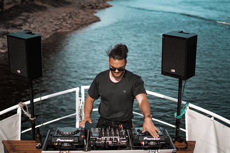 Private DJ Boat Parties in Hong Kong — SEA E O