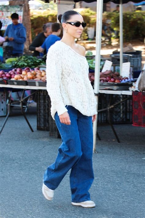 Jenna Johnson Picks Up Fresh Produce at Studio City Farmers Market [12 ...